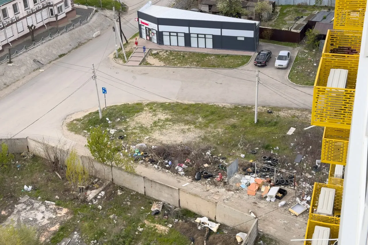 Администрация города заявила о планах ликвидировать стихийную свалку в районе улиц Тарифной и Никопольской. Точные сроки не уточняются; появление мусора связывают с несознательными гражданами.