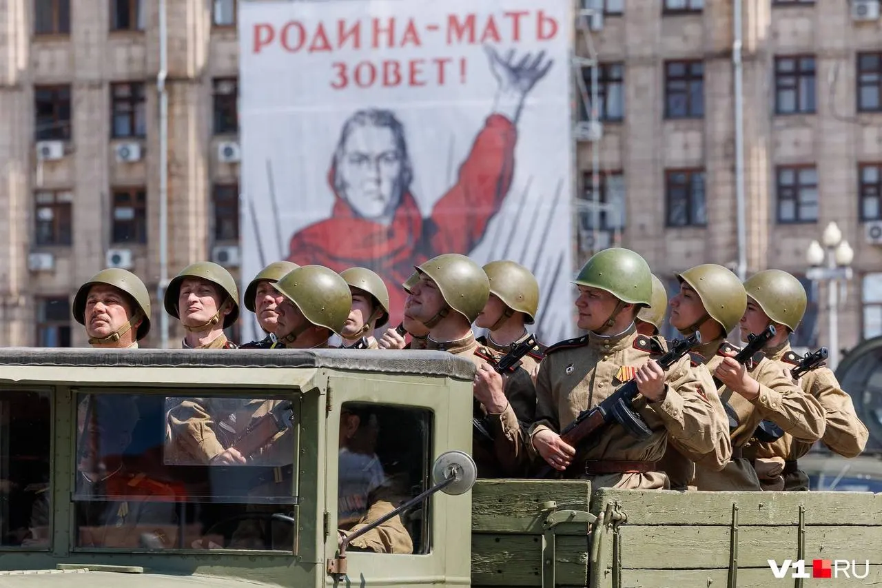 На городской площади показали грузовые автомобили и автобусы советской эпохи — ЗИС‑5, ГАЗ‑51, ГАЗ‑63, а также буксируемые противотанковые пушки.