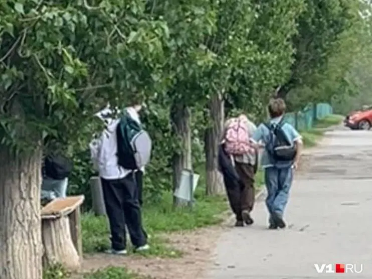 Группа подростков играла с оружием возле школы №5; один из них выстрелил в сверстника на глазах прохожих. В полицию поступило заявление, проводится проверка.