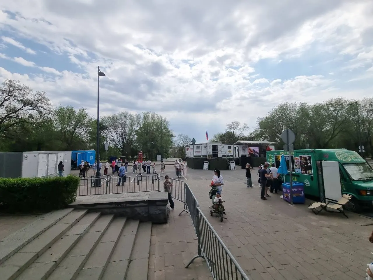 Пункт установлен у памятника Хользунова между передвижной кофейней и очередью в стационарный туалет.