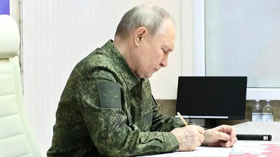 Из-за застоя в Украине, экономических трудностей и новых законов, дающих руководству РФ основания для применения войск за границей, европейские чиновники оценивают риск ограниченной военной операции против стран Балтии в ближайшие 12 месяцев.