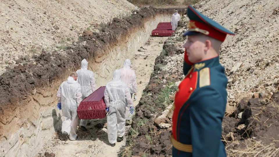 Анализ поимённых списков, реестра наследственных дел и судебной статистики даёт минимальную документальную оценку в 352 000 погибших российских военнослужащих с начала полномасштабного вторжения до конца 2025 года. В расчёт включены как регистрации в ЗАГС, так и судебно признанные погибшими.