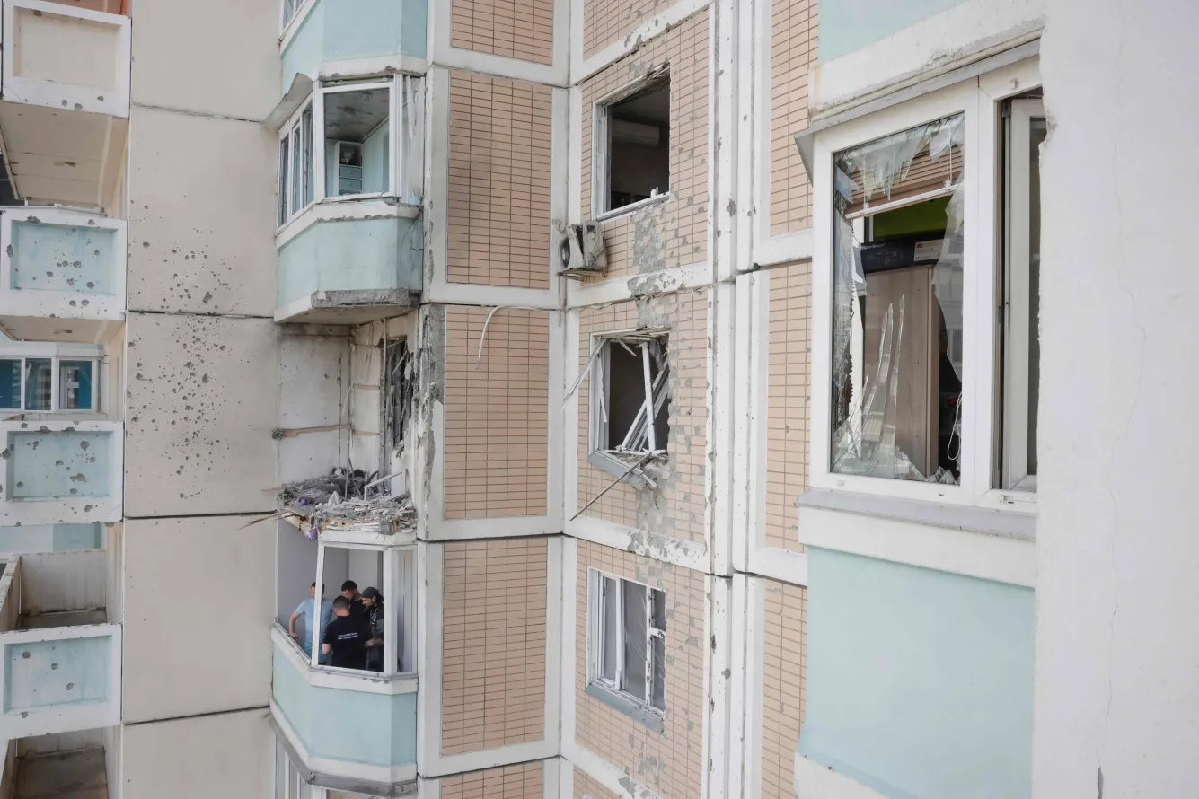 Серия отзывов жителей разных городов России — от страха и усталости до оправдания ударов по инфраструктуре. Люди описывают, как ночные пролёты, взрывы и отключения связи влияют на повседневность, безопасность и отношение к войне.
