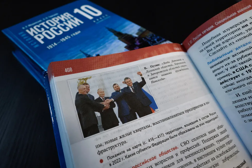 В учебниках для 6–9 классов заметна системная политизация: современные государственные проекты вплетают в рассказ о древности, неудобные факты замалчивают, а сложные события упрощают в пользу воспитания лояльности.