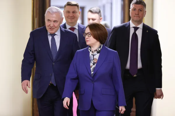 Чиновники и банкиры называют Максима Орешкина, Петра Фрадкова и Андрея Костина потенциальными преемниками Эльвиры Набиуллиной; окончательное решение остаётся за президентом, а сама Набиуллина, по сведениям знакомых, намерена отработать срок.