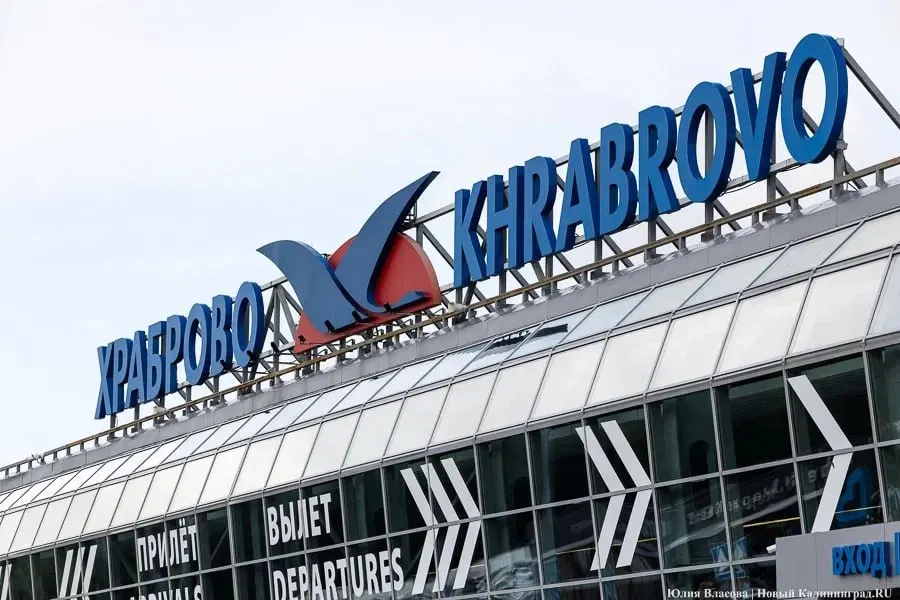 В калининградском аэропорту «Храброво» массовые задержки рейсов из‑за временных ограничений в воздушном пространстве Ленинградской области: отменены шесть рейсов, около двадцати — задержаны.