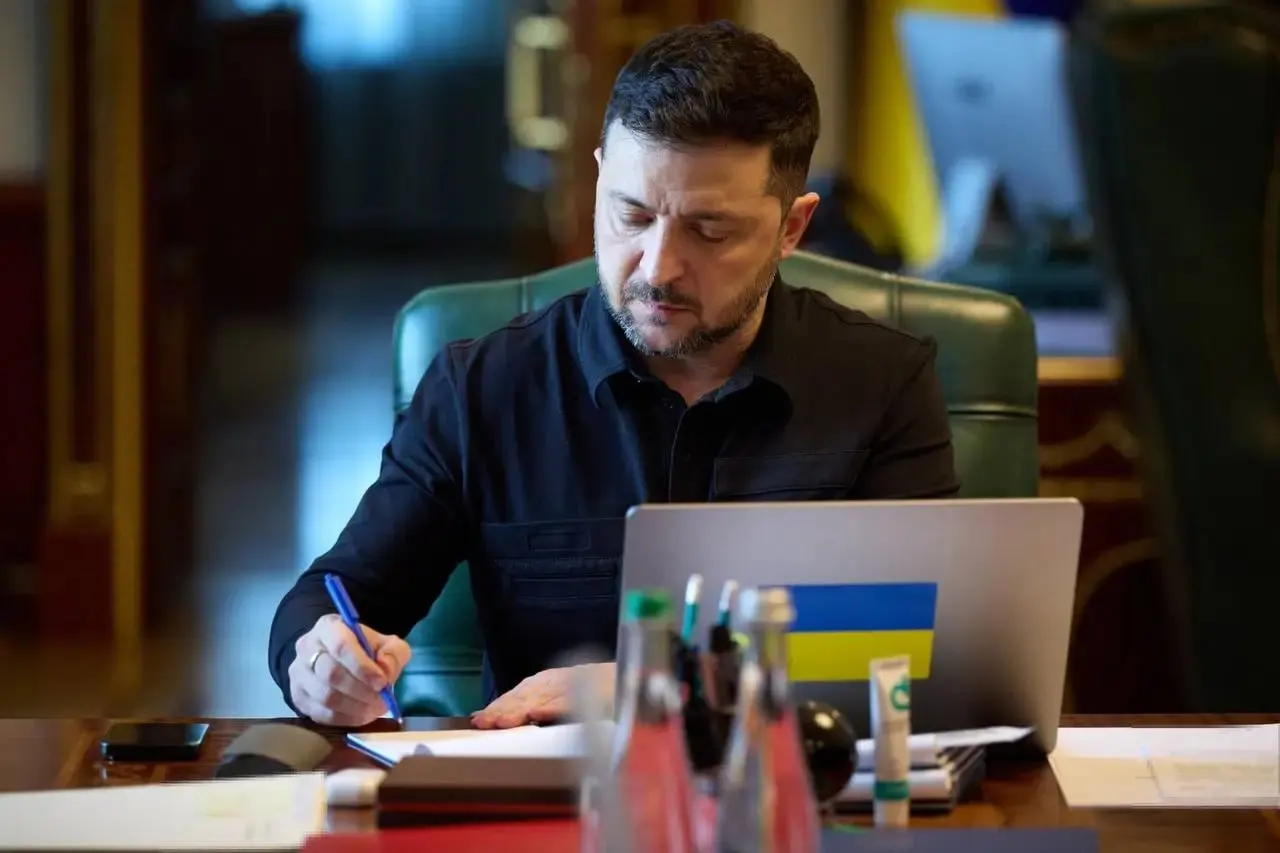 Владимир Зеленский заявил, что ВСУ введут прекращение огня с 00:00 в ночь с 5 на 6 мая и будут действовать «зеркально» в ответ на объявленное Россией одностороннее перемирие на 8–9 мая; официальных обращений от Москвы, по его словам, не поступало.