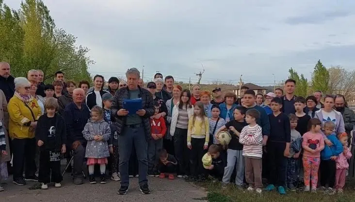Жители просили защитить восстановленный ими стадион от сноса — глава района потребовал демонтировать «нестационарные объекты», в том числе флагштоки с флагами РФ; в ситуацию вмешался глава Следственного комитета.
