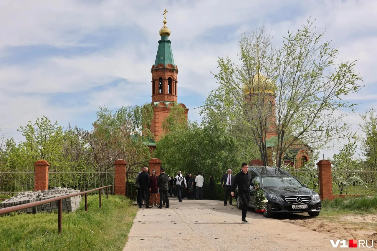 В рабочем посёлке Светлый Яр проходит церемония прощания с предпринимателем Александром Назаровым. На похоронах присутствуют губернатор Андрей Бочаров, мэр Волгограда Владимир Марченко, друзья и партнёры. Похоронят его на территории церкви Николая Чудотворца.
