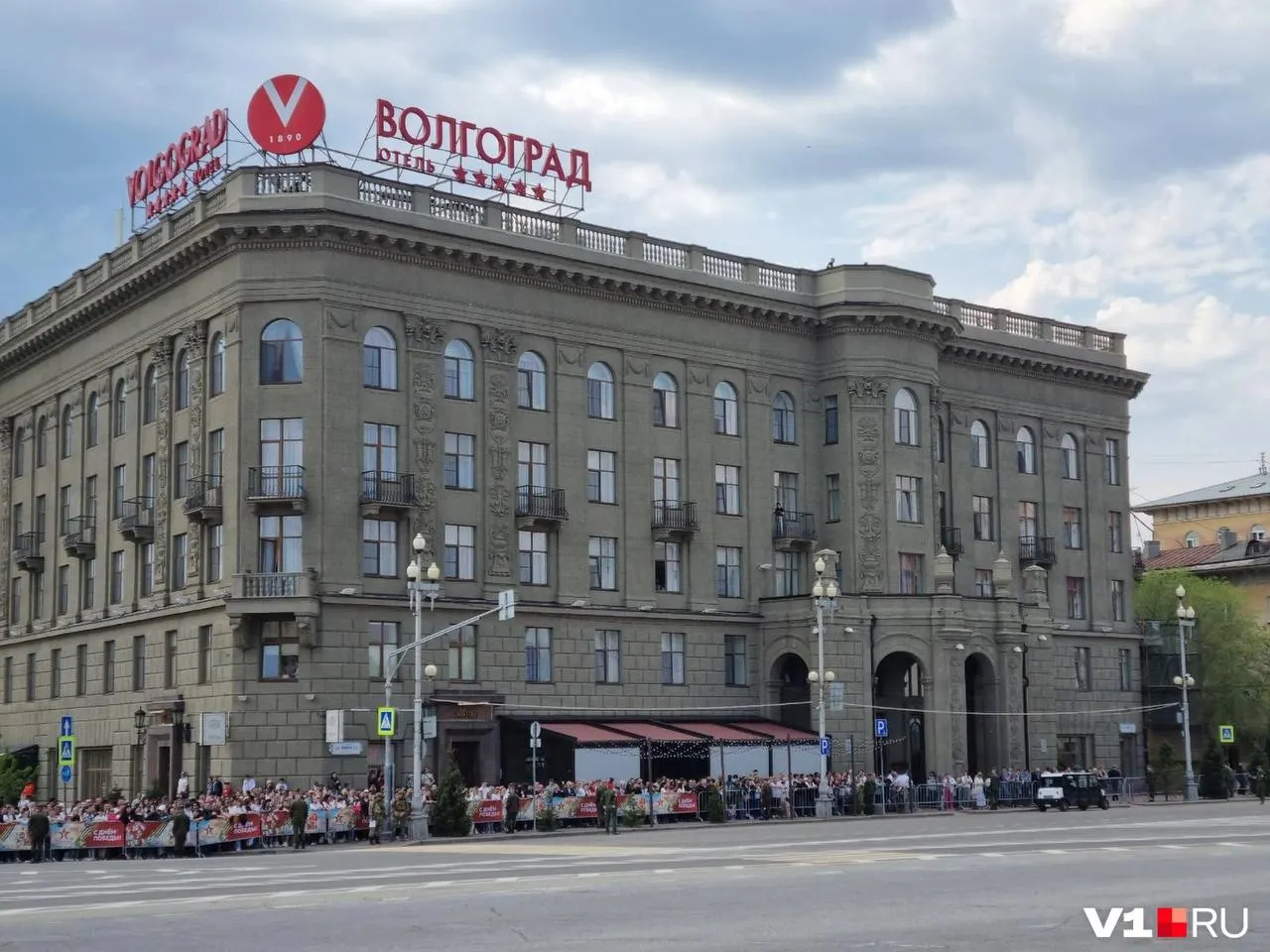 У гостиницы «Волгоград» припарковали ретро‑автомобиль, привезённый с Мамаева кургана специально для Александры Пахмутовой. Для неё подготовили увеличенное место на трибуне; ветеранов доставили на ретро‑машинах.