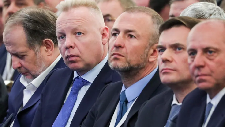 Крупное бизнес‑объединение предложило запретить публикацию судебных актов и информации о сторонах по искам о компенсации убытков от санкций. Инициативу обсуждают в администрации и профильных ведомствах: Минюст её поддерживает, Минэкономразвития — критикует.