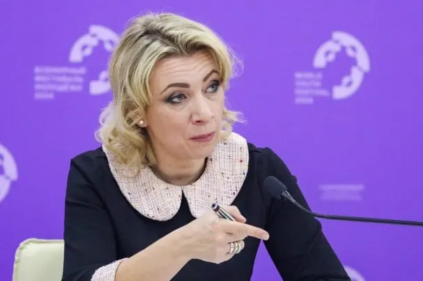 Официальный представитель МИД РФ заявила, что сотрудники Госдепа уведомляют российских дипломатов о том, что их дети, родившиеся в США, якобы автоматически получили американское гражданство, хотя семьи этого не просили.