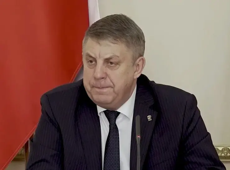 Александр Богомаз подал прошение об отставке, а на следующий день получил мандат депутата Госдумы от «Единой России». Одновременно ушёл губернатор Белгородской области Вячеслав Гладков.