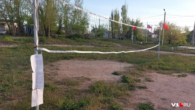 В Дзержинском районе администрация потребовала демонтировать ворота, качели, теннисные столы и скамейки на школьном стадионе — единственном месте для спорта и отдыха около 3,5 тыс. жителей.