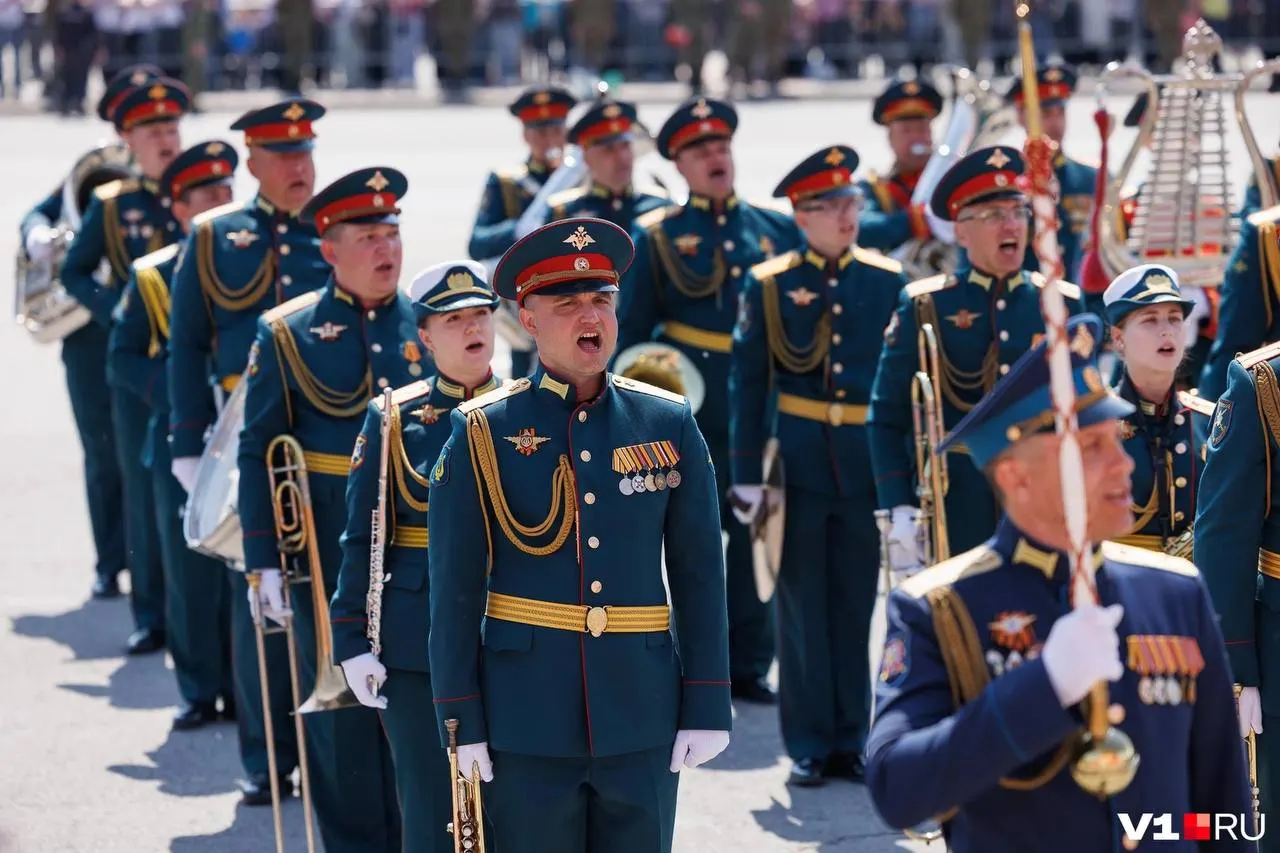120 профессиональных музыкантов Южного военного округа и подразделений Росгвардии сыграли финал парада. Оркестром руководит полковник Виталий Гогунский, заслуженный деятель искусств.