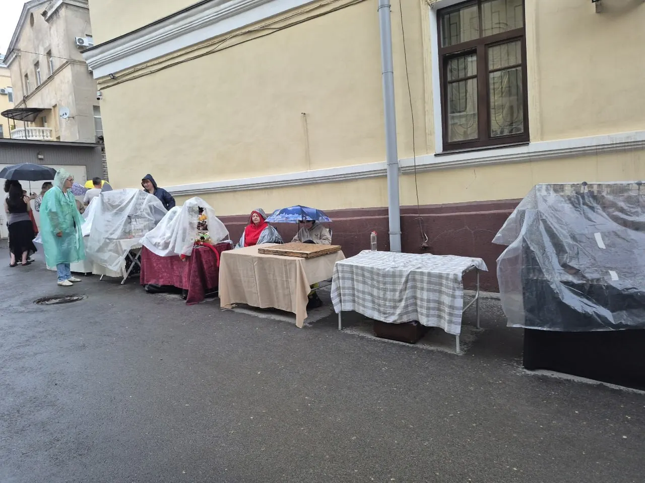Во время гаражного фестиваля в Волгограде начался сильный дождь: армейская техника осталась под ливнем, а посетители укрывались под навесами и в дождевиках.