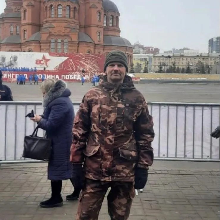 Мужчина ушёл на работу 18 апреля и не добрался до автобуса. В старом доме нашли сумку с документами; родственники просят помощи и информацию об его местонахождении.