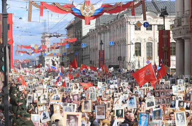 Силовики ограничили пронос еды, воды, алкоголя и пауэрбанков на шествие в Санкт-Петербурге. Центральные улицы перекроют, часть метро ограничат, возможны отключения мобильного интернета. В Волгограде на 9 мая также ввели запреты на животных и крупный багаж.