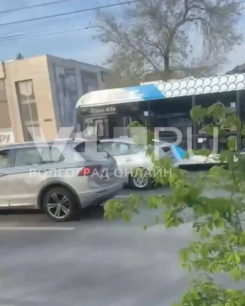 Салон такси внезапно заполнился густым белым дымом, пассажирки выпрыгнули на ходу и получили травмы. Сервис такси сообщил о санкциях в отношении водителя, полиция проводит проверку.