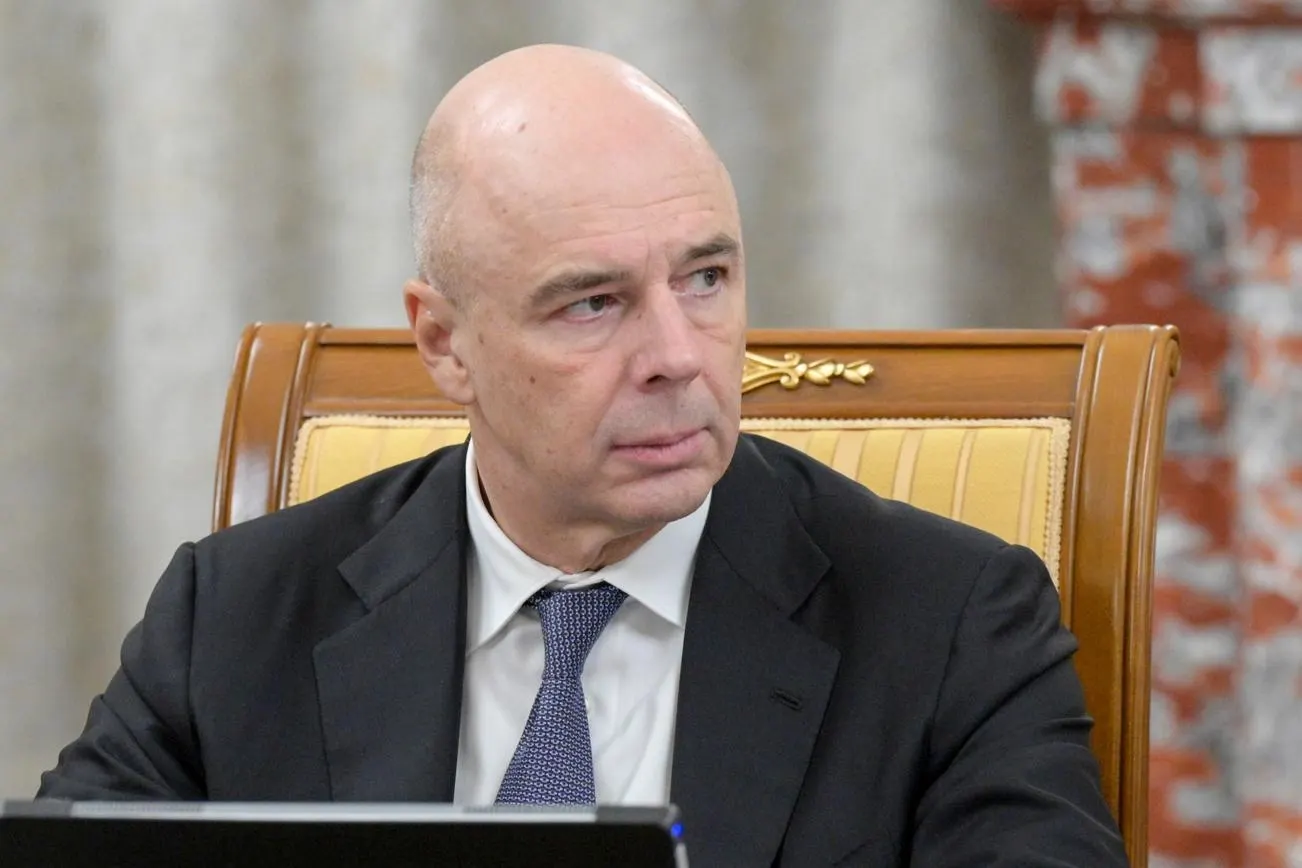Министр финансов предложил временно приостановить часть бюджетных расходов на 2,9 трлн рублей — военные расходы этого года могут превысить заложенные суммы на 2–4 трлн рублей, а похожий перерасход ожидается и в 2027–2028 годах.