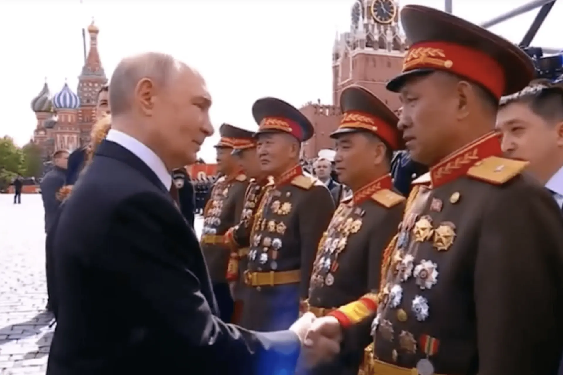 Сведения о закрытой церемонии вручения российских наград северокорейским командирам появились после открытия мемориального музея в Пхеньяне, где выставлены фотографии и медали.