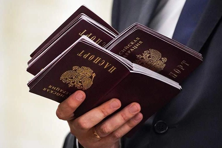 Фракция «Единая Россия» планирует внести поправки, которые позволят иностранцам с непогашенной судимостью получать РВП, ВНЖ и гражданство в случаях, когда их, как утверждают, незаконно привлекли к ответственности за поддержку политики России и спецоперации.