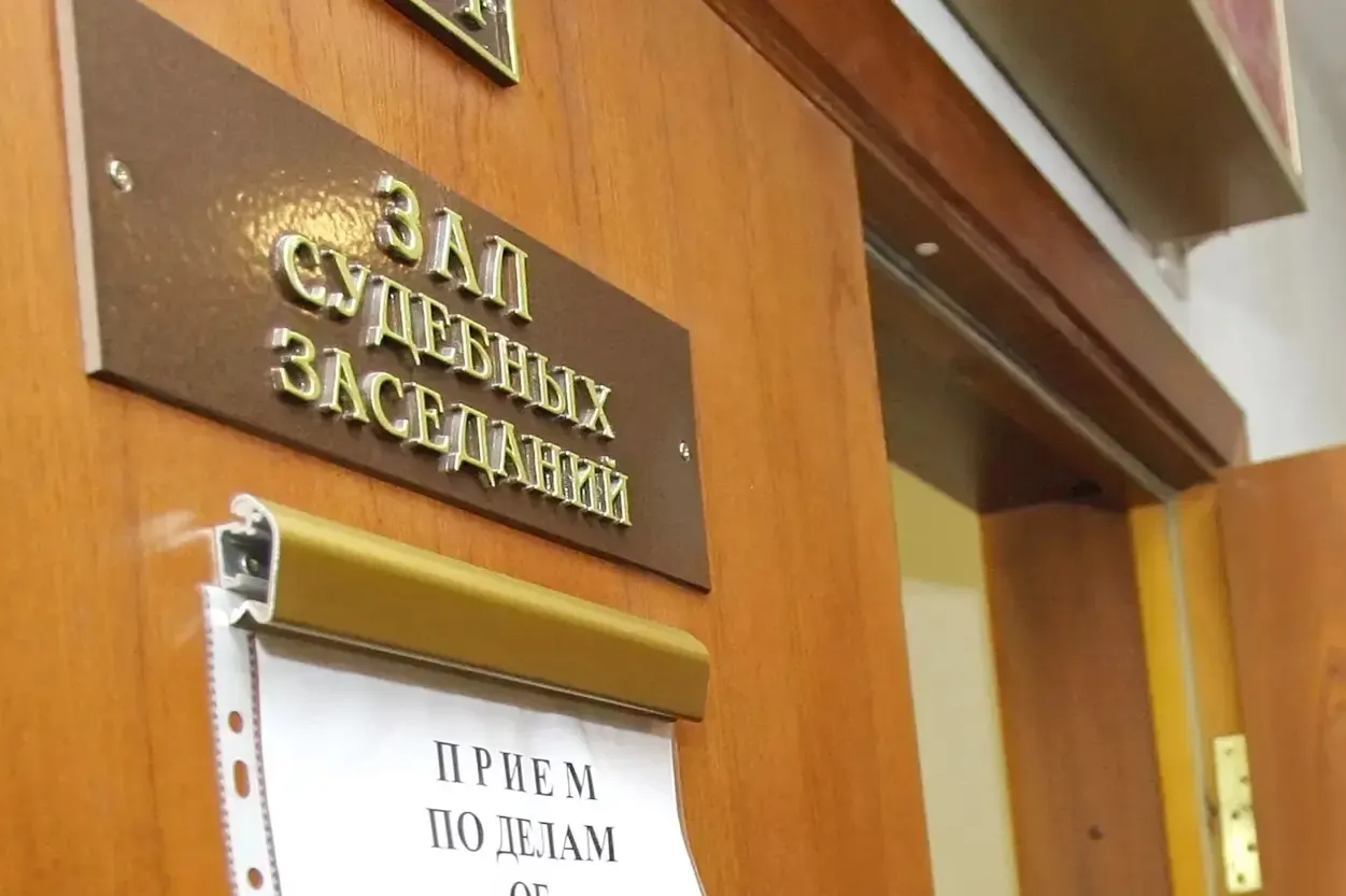 Судебные данные и расчёты правозащитников показывают резкий рост числа приговоров по «шпионским» статьям: от молодых подсудимых до пожизненных сроков.