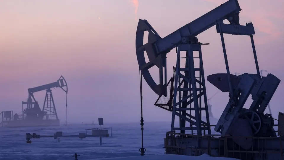 Минэкономразвития прогнозирует сокращение добычи нефти в 2026 году до 511 млн тонн — самого низкого показателя с 2009 года. Причины — ухудшение финансового состояния компаний, сокращение буровых работ и невозможность масштабных инвестпроектов.