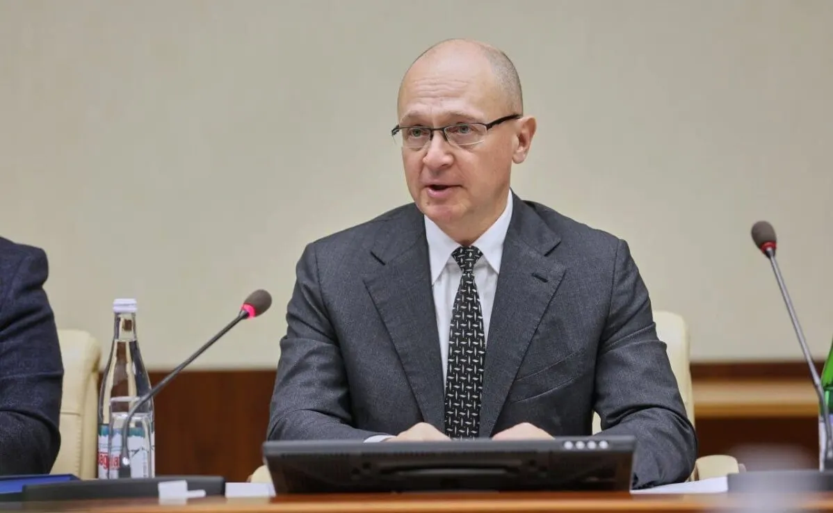 Внутри власти усиливается борьба за влияние: команда первого замглавы администрации настаивает на политических методах управления обществом, а Вторая служба ФСБ продвигает жёсткие силовые меры. История блогера Ильи Ремесло рассматривается как один из признаков раскола в элитах.