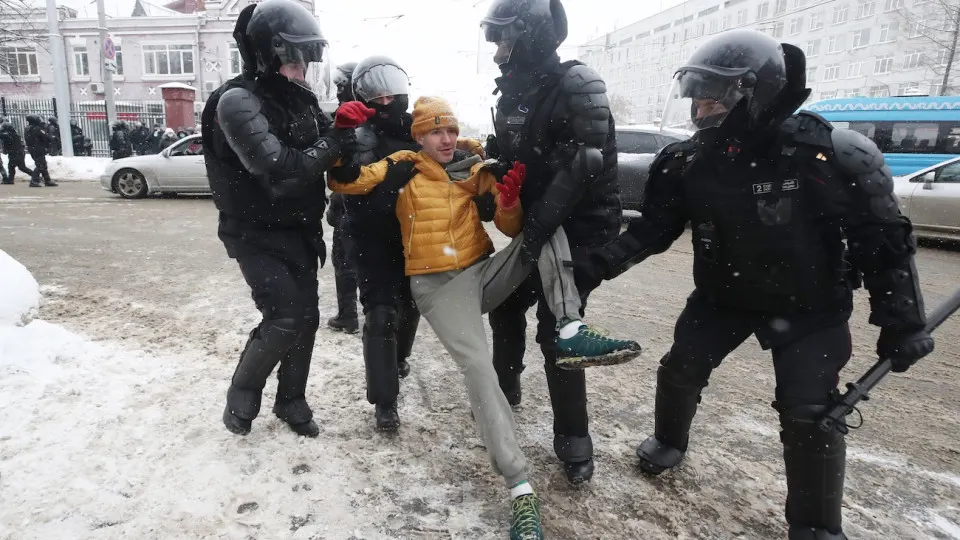 В третьем чтении приняты поправки, расширяющие планы профилактики МВД: в них включено предупреждение и пресечение уклонений от воинской службы, в том числе в период мобилизации, а также противодействие «искажению исторической правды». Закон сопровождается аргументацией о важности обороноспособности и готовности общества к возможной мобилизации.