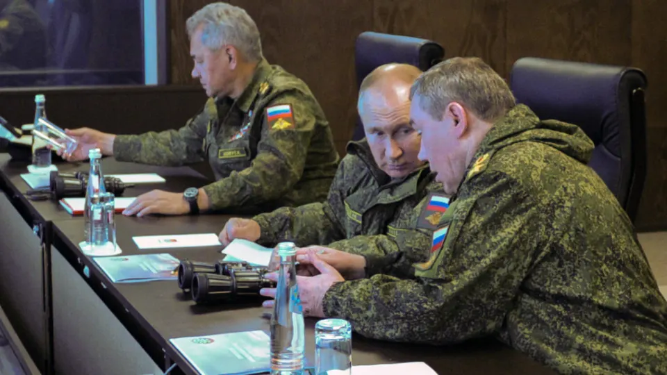 По данным доклада одной из европейских разведслужб, в Кремле выросли опасения насчёт возможного заговора против президента: наблюдаются чистки в Минобороны, уголовные дела против близких к экс‑министру и значительное усиление мер безопасности вокруг главы государства.