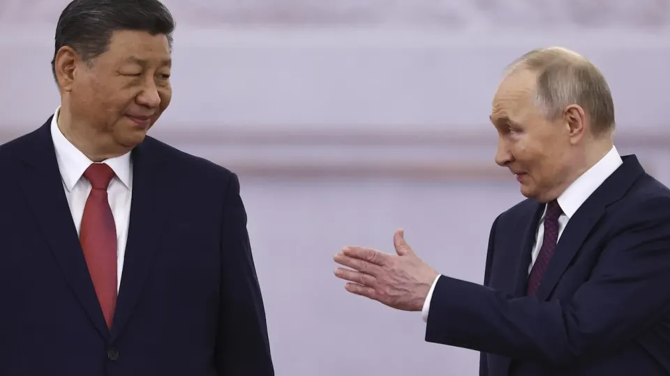Президент отправляется в Пекин с крупной делегацией, чтобы попытаться согласовать реализацию газопровода «Сила Сибири‑2». Ключевые вопросы — цена, инвестиционные условия и сроки запуска — пока остаются неурегулированными.