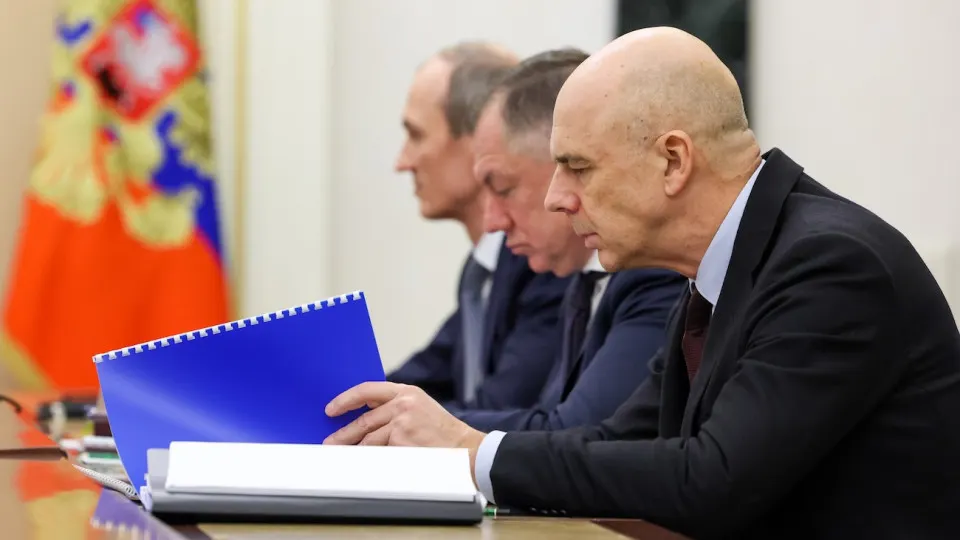 Вице‑премьер Александр Новак предупредил, что при снижении доходов и слабых ценах на нефть властям придётся выбирать приоритеты в бюджете: акцент на наиболее эффективных направлениях и возможные сокращения непроцентных расходов.