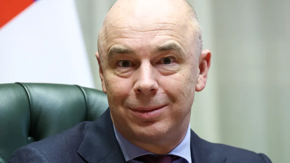 Из‑за смены макроэкономических условий Минфин оценивает возможность правок в бюджете: расходы растут, резервы не бесконечны, дефицит уже заметно превысил план и заставляет думать о сокращениях или новых доходах.