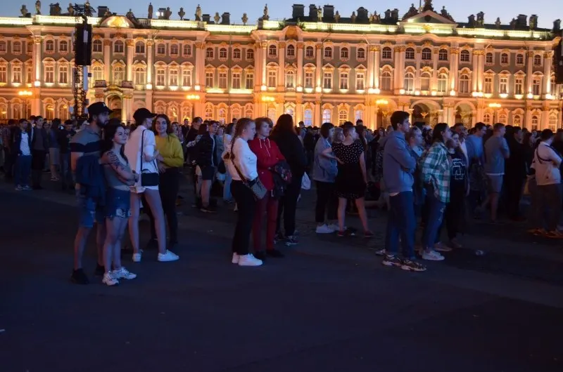 Ночная программа «Алые паруса» и проход брига «Россия» станут центральными событиями выпускного в Петербурге, пока государство утверждает 300 приоритетных образовательных программ и увеличивает число бюджетных мест; в Смоленске пройдут праздничные мероприятия для молодёжи.