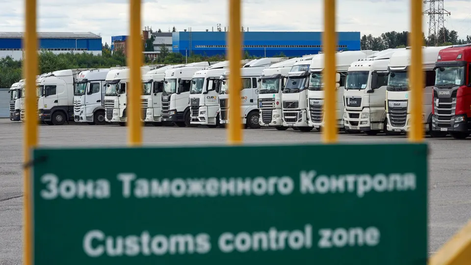 Правительство отложило обязательные обеспечительные платежи по новой системе контроля импорта СПОТ. Упрощённый порядок ввоза для стран ЕАЭС продлён до конца августа, часть требований вступает в силу отдельно.