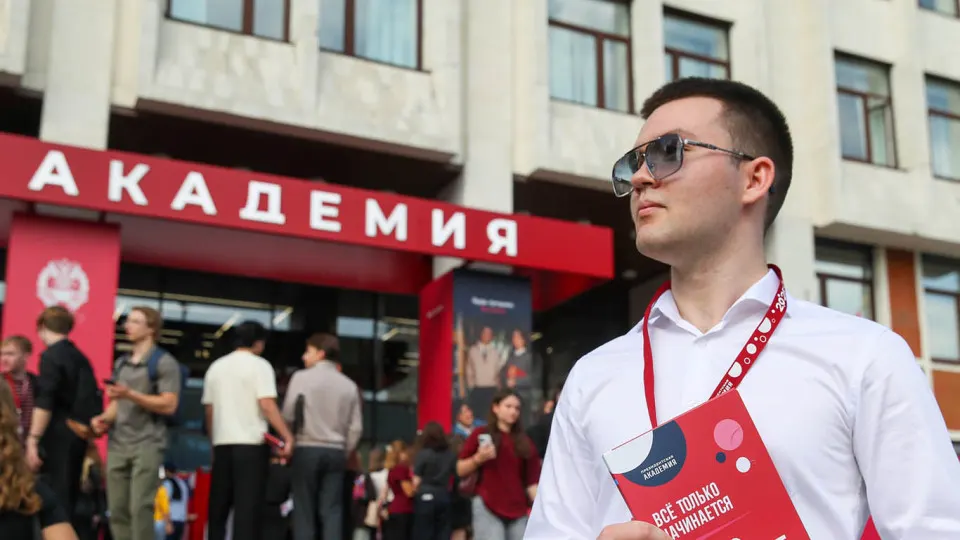 Московские вузы рассылают предложения о годичной службе в добровольческих отрядах по противодействию беспилотникам: обещают зарплату 200 тыс. руб., премии за сбитые БПЛА и социальные гарантии; кампанию по набору студентов ведут по всей России.