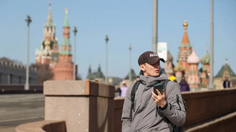 Правительство планирует обязать операторов передавать в систему IMEI и блокировать SIM‑карты скомпрометированных или запрещённых устройств — постановление может вступить в силу 1 марта 2027 года.