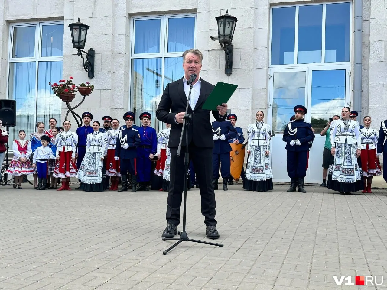 Актёр Алексей Кравченко прибыл в Волгоград в рамках проекта «Театральный поезд». Его выступление в кукольном театре назначено на 14:30, но все билеты распроданы; выступления участников также проходят в музыкальном, молодёжных театрах и в НЭТе.