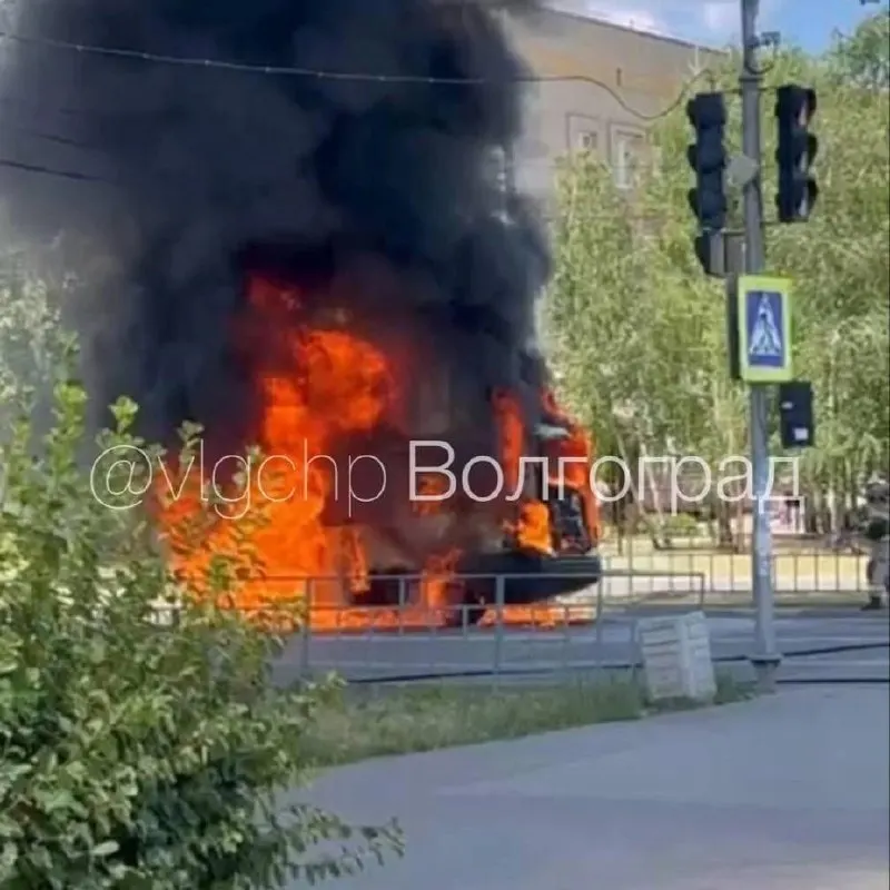 Маршрутка загорелась возле детской поликлиники №2 в Волжском и выгорела дотла. Пассажиров эвакуировали, пострадавших не зафиксировано; причины возгорания устанавливаются.