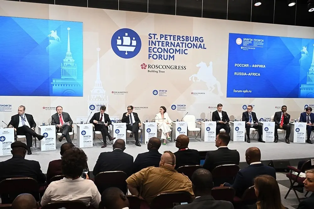 На форуме отметили рост контактов: за 1,5 года Россию посетили 17 африканских лидеров, товарооборот достиг $27 млрд. Третий саммит запланирован в Москве на 28–29 октября. Одним из приоритетов стала помощь Африке в преодолении энергодефицита.