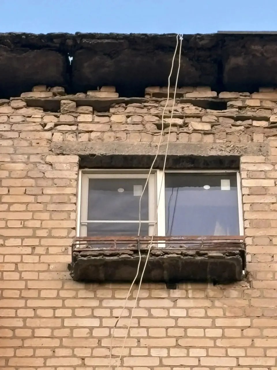 В доме №4 по улице Даугавской разрушаются конструкции кровли и кирпичная кладка; рядом с аварийной стеной находится квартира незрячего человека. Соседи обращаются к управляющей компании и властям с просьбой принять срочные меры.
