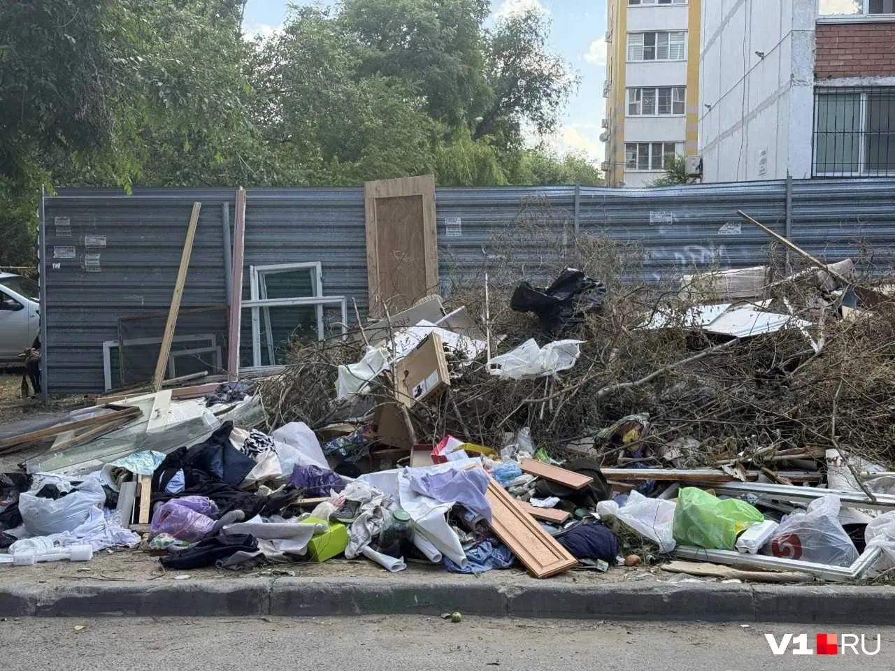 Жители Краснооктябрьского района жалуются на свалку возле дома №31: среди отходов — растительные остатки, старая мебель и бытовой мусор. В «ЭкоЦентре» заявили, что вывоз контейнеров идёт ежедневно, а устранением несанкционированной свалки должны заниматься собственники участка или районная администрация.