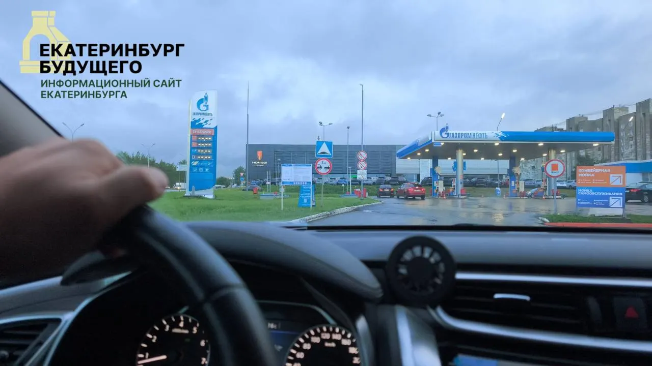 За неделю в регионе выросли средние цены на АИ‑92, АИ‑95 и дизель. Жители сообщают о перебоях с поставками и исчезновении отдельных марок на АЗС. Власти обещают меры, но эксперты предупреждают о рисках административного сдерживания цен.