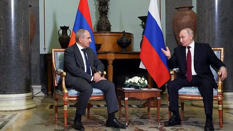 По информации пресс‑службы Кремля, российский лидер поздравил премьера Армении с днём рождения и в телефонном разговоре обсудил итоги заседания Высшего евразийского экономического совета в Астане.