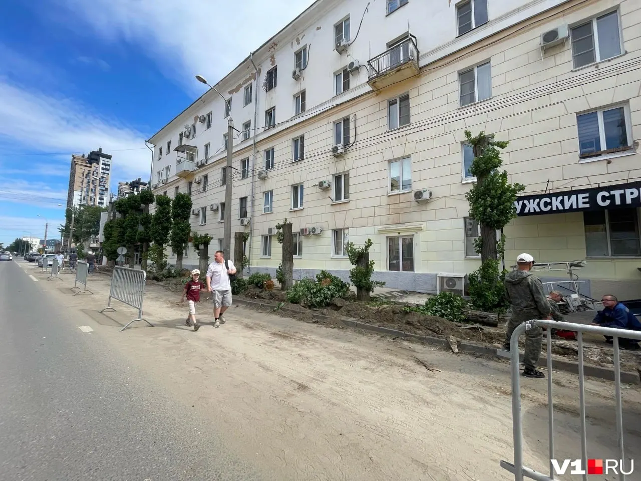 Жители сквера на улице Профсоюзной жалуются на вырубку здоровых деревьев во время работ по благоустройству. Подрядчик выполняет работы на 86 млн рублей, на звонки по общим номерам никто не отвечает.