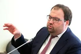 Глава Минцифры на IT‑завтраке в рамках ПМЭФ‑2026 заявил, что внедрение возрастной идентификации на платформах — ближайшая задача. Ведомство изучает опыт Roblox, несмотря на её блокировку в России.