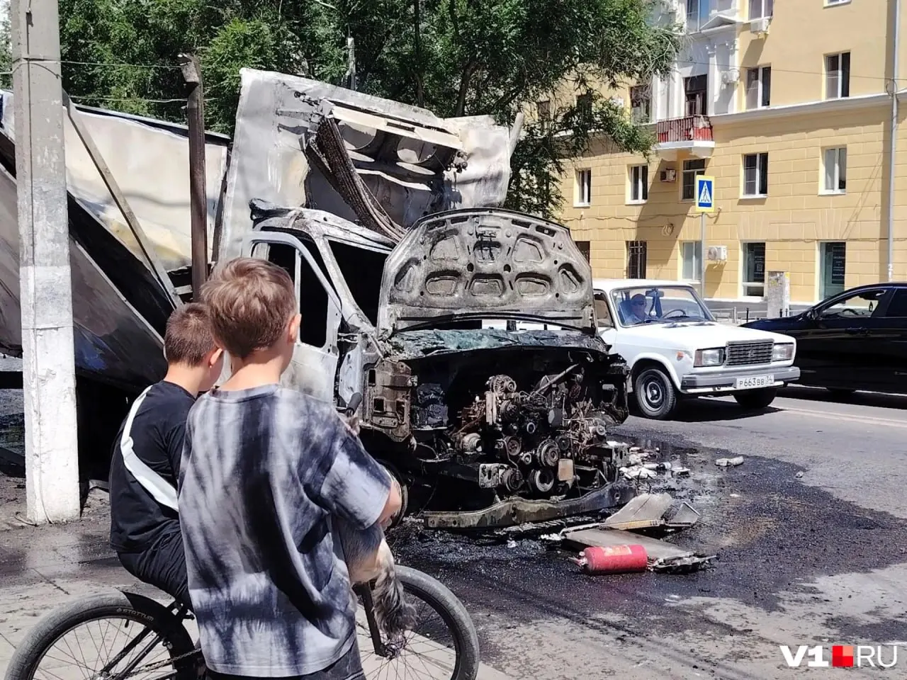 В Тракторозаводском районе на остановке у дома культуры загорелся грузовик. К месту выезжали медики, пострадавших нет, причины возгорания устанавливаются.