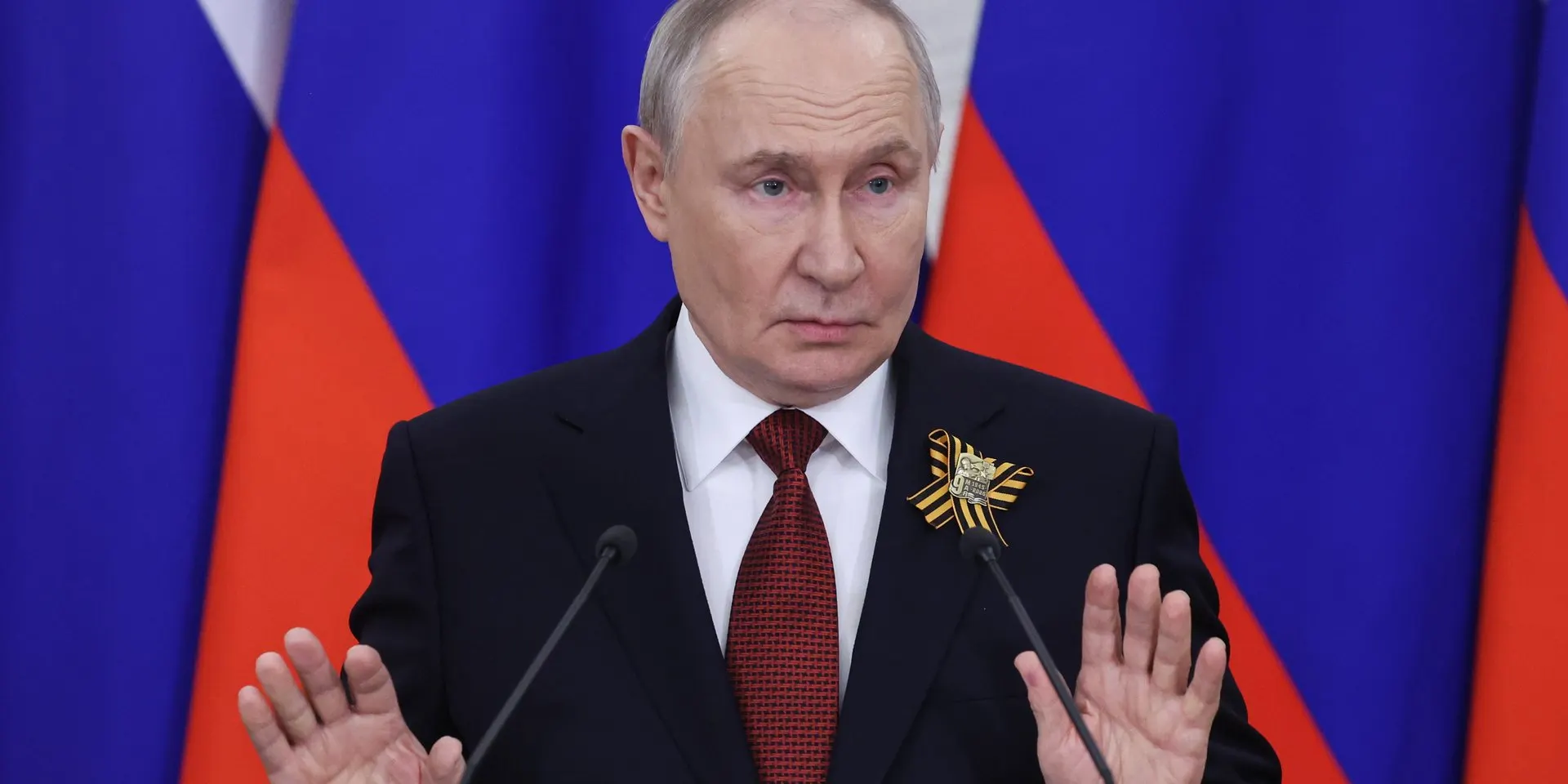 Чиновники предупреждают о риске резкого роста дефицита из‑за военных расходов. Предлагаются сокращения невоенных трат; Минобороны и части администрации настаивают на сохранении финансирования.