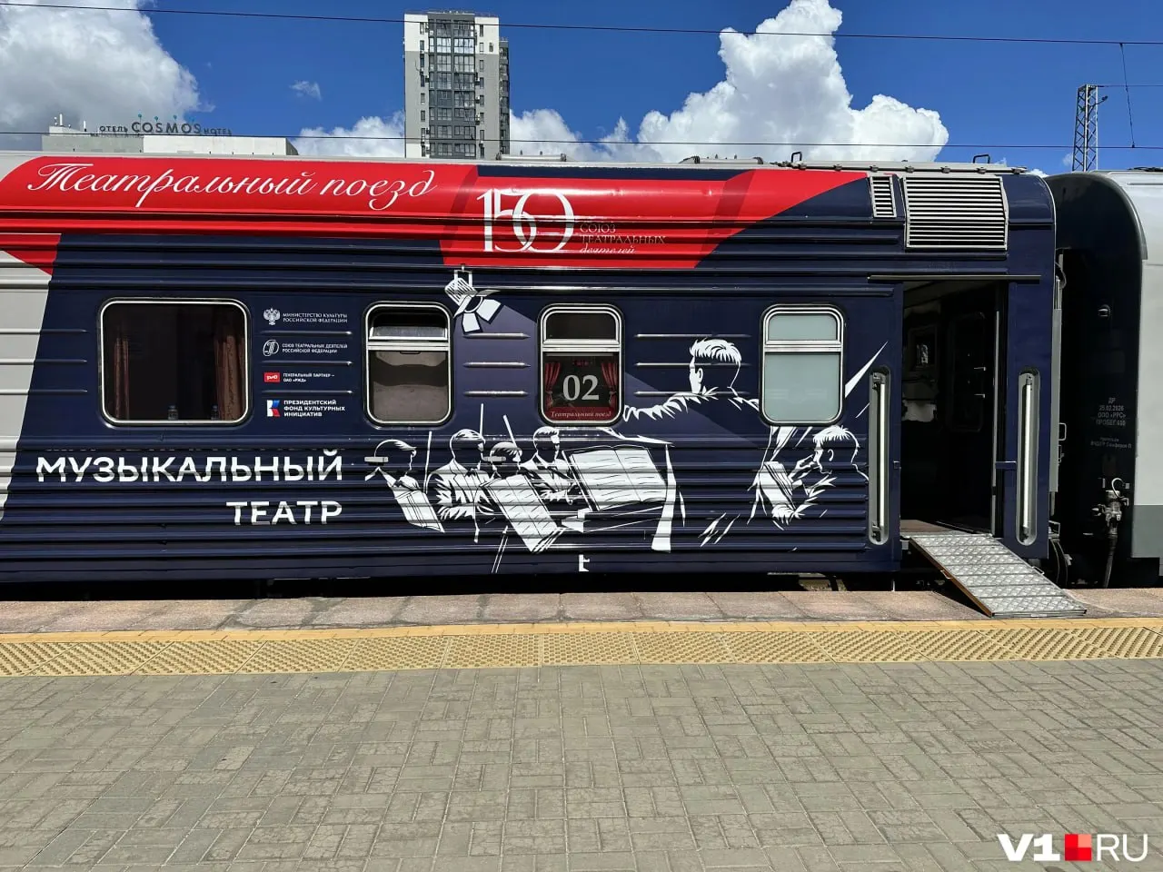 В Волгоград приехал театральный поезд: артисты проводят встречи и показывают спектакли в честь 150‑летия Союза театральных деятелей. Организаторы отмечают важность живого общения и обмена опытом между коллегами.